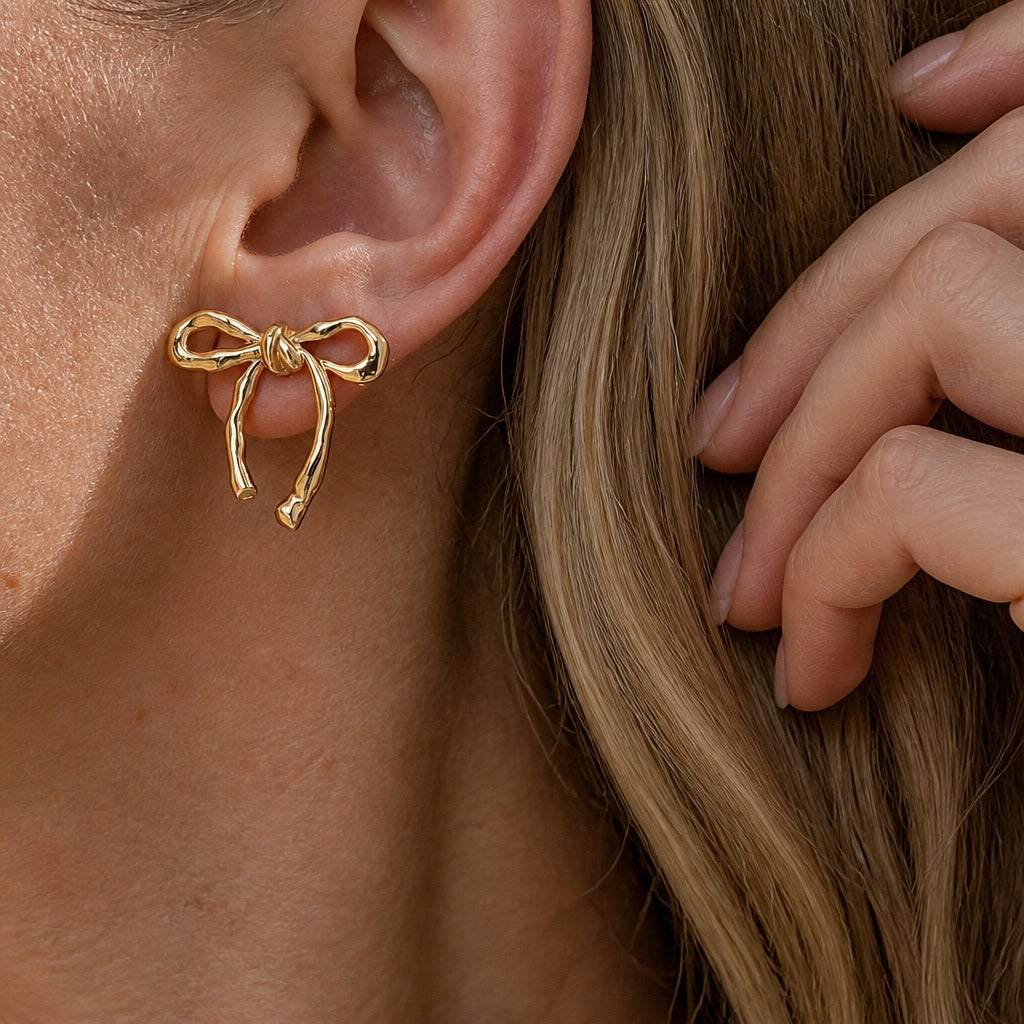 Bow Stud Earrings with Structured Vintage Design in Gold-Tone Zinc Alloy — main image