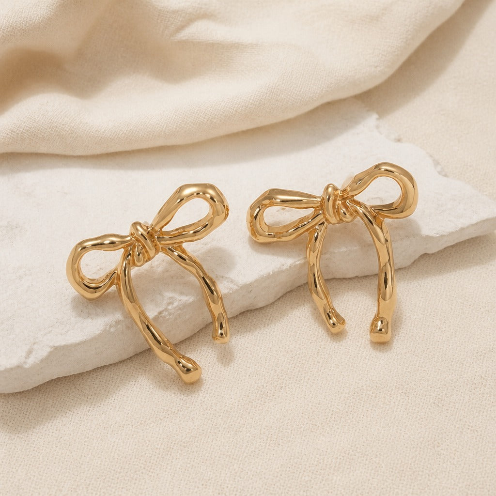 Bow Stud Earrings with Structured Vintage Design in Gold-Tone Zinc Alloy — view 2