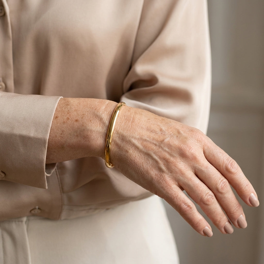 einfacher ring aus gold und silber — lifestyle