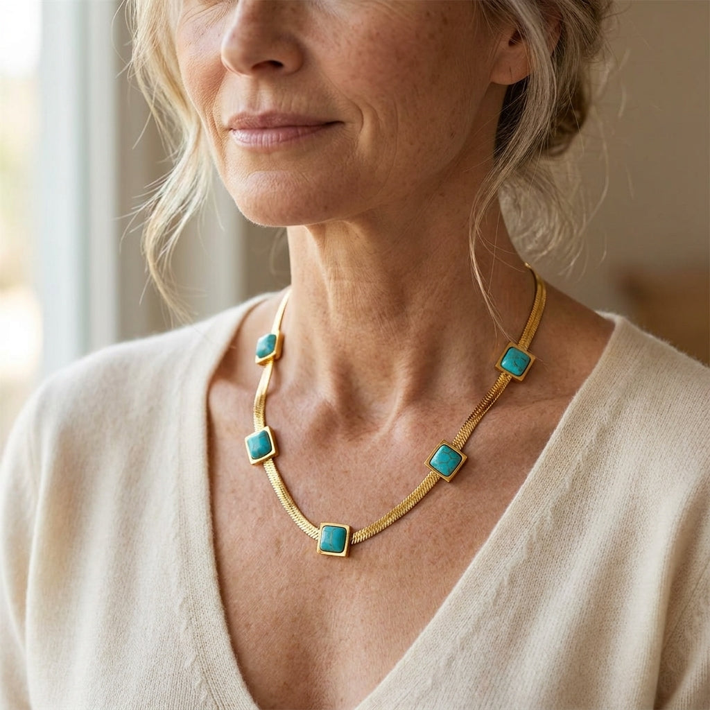 vionelle coastline necklace gold — lifestyle