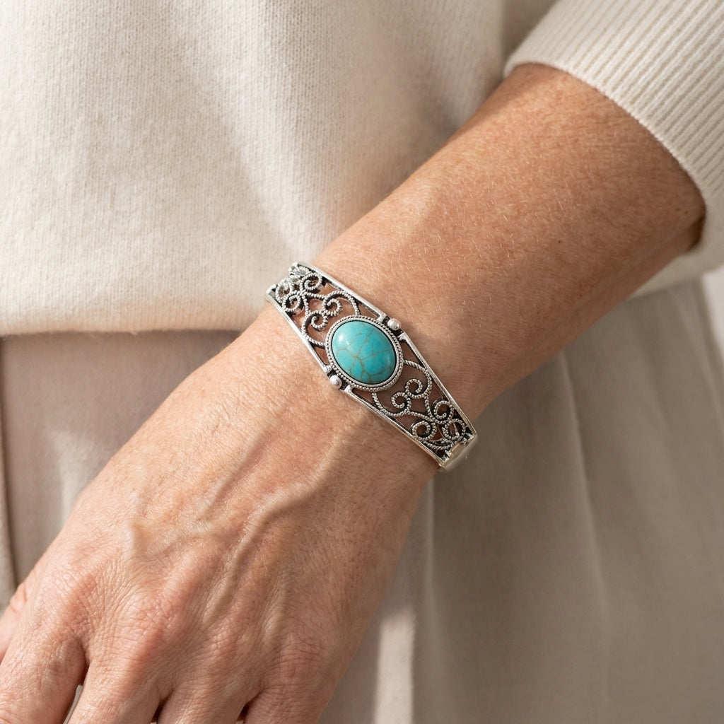 alouette vintage crest bracelet white gold — lifestyle