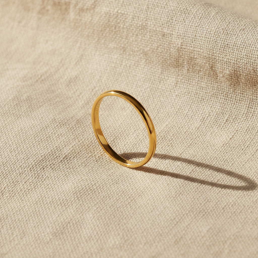 einfacher ring aus gold und silber — studio