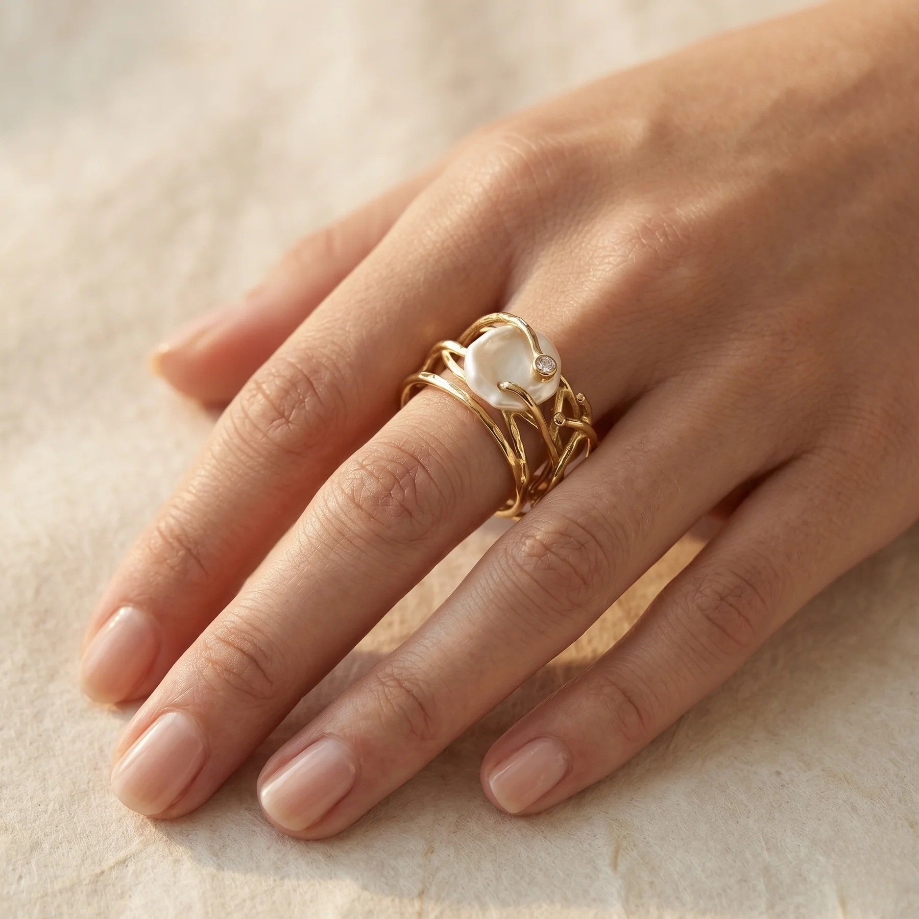 Samira - Thin Golden & Pearl Ring